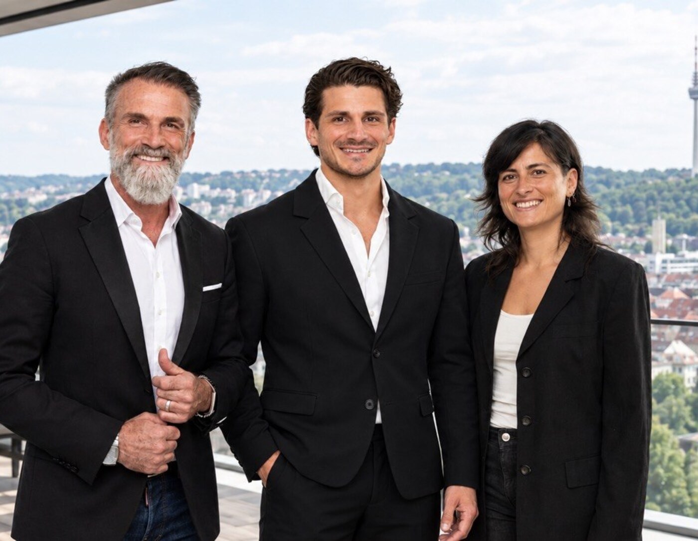 Das Team der axantis AG in Stuttgart, im Hintergrund der Fernsehturm