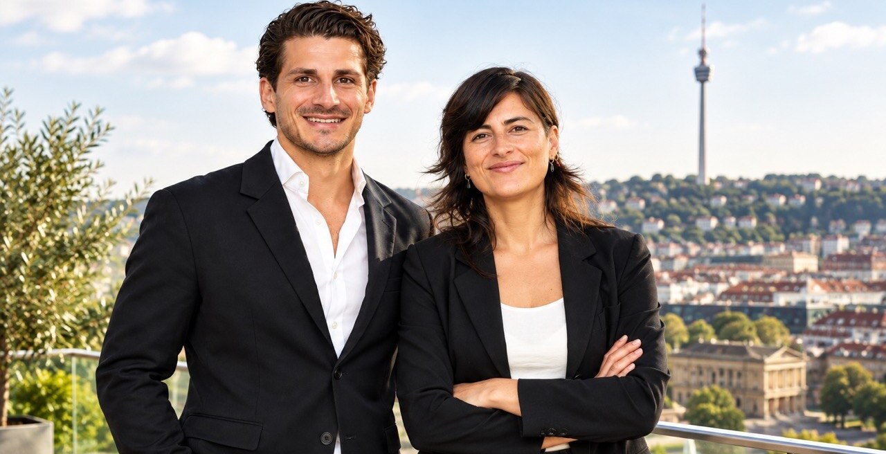 Zwei Ansprechpartner der axantis AG über den Dächern von Stuttgart